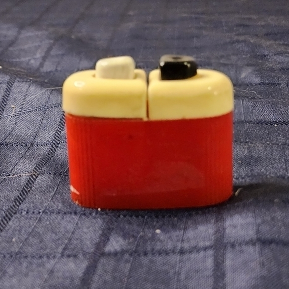 Vintage Plastic Red‎ Carvanite Push Button Salt and Pepper Shakers Made In USA